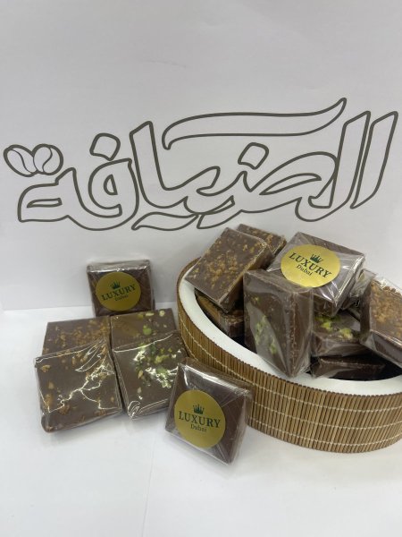 شوكولاتة دبي بحشوة البستاشيو واللوتس